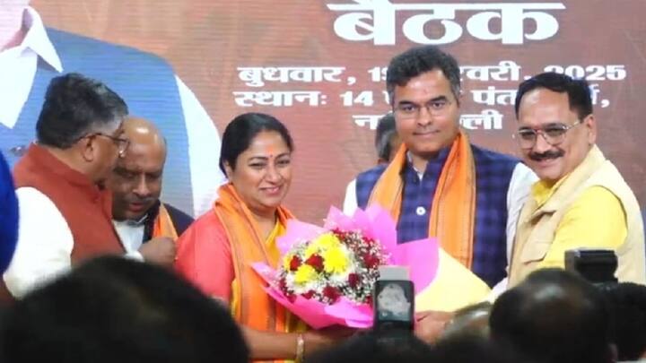 रेखा गुप्ता ह्या संघविचारक राहिल्या असून विद्यार्थी संघटनेपासून त्या भाजप पक्षात कार्यरत आहेत. सन 1994-95 ला दौलत राम कॉलेजच्या सचिवपदी त्यांची नियुक्ती करण्यात आली होती.