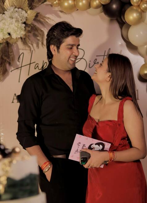 इस दौरान अंजलि और आकाश एक दूजे में खोए हुए दिखे.