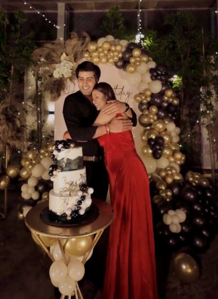 अंजलि ने बॉयफ्रेंड के लिए खास थ्री टियर केक भी तैयार करावाया था. वहीं उन्होंने गोल्डन और ब्लैक कलर के बैलून्स के साथ खूबसूरत डेकोरेशन भी करवाई थी. केक कट करने से पहले अंजलि और आकाश ने एक दूसरे को प्यार से हग भी किया.