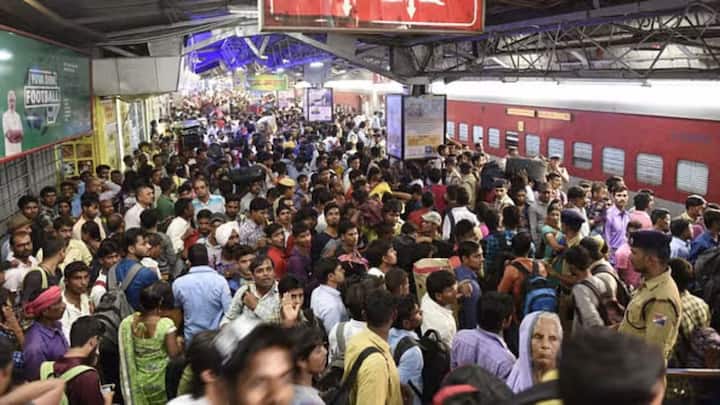 दरअसल ट्रेन में सफर को लेकर भारतीय रेलवे ने कई नियम तय किए है. इन नियमों का पालन ट्रेन में यात्रा करने वाले सभी यात्रियों को करना होता है. जो इन नियमों का पालन नहीं करता है. उसके लिए जुर्माने के साथ-साथ सजा का भी प्रावधान है.