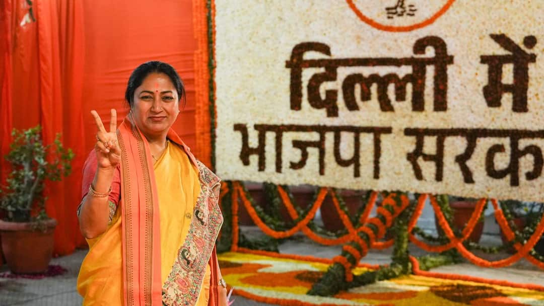 Delhi CM Oath Ceremony: रेखा गुप्ता ने शपथ के लिए क्यों चुनी भगवा साड़ी? दिल्ली की नई CM ने खुद बताया Delhi New CM Rekha Gupta will take oath in saffron saree said Did not get time to buy new saree Delhi CM Oath Ceremony: रेखा गुप्ता ने शपथ के लिए क्यों चुनी भगवा साड़ी? दिल्ली की नई CM ने खुद बताया