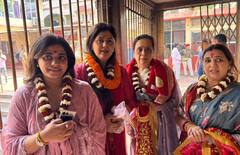 मंत्री पंकजा मुंडे गुवाहाटीत, कुटुंबियांसह घेतलं कामाख्या देवीचं घेतलं दर्शन, राज्यमंत्री माधुरी मिसाळही सोबत