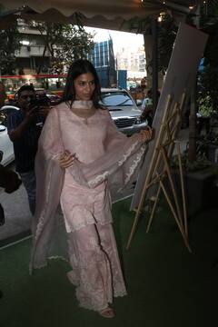 पिंक सूट...माथे पर बिंदी, शाहरुख खान की लाडली ने फिर ढाया ट्रेडिशनल लुक में कहर, तस्वीरें हुईं वायरल