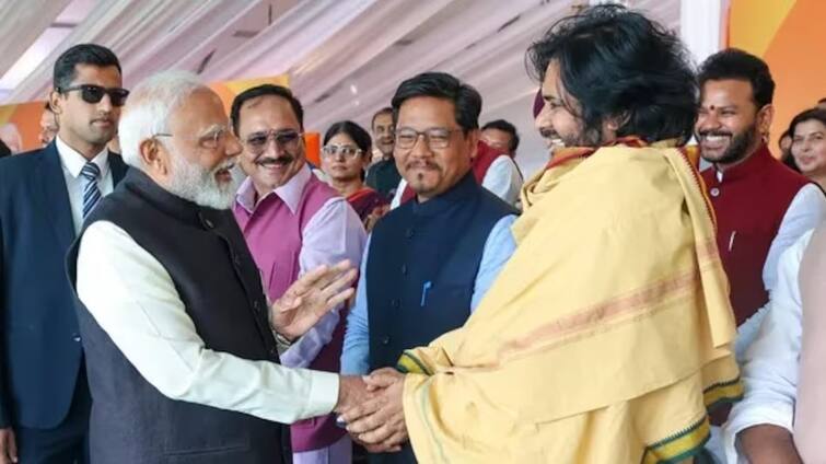 pm modi talks with andhra pradesh minister pawan kalyan during delhi cm oath taking ceremony 2025 'બધુ છોડીને હિમાલય જવાની તૈયારી છે કે શું ?', જ્યારે પવન કલ્યાણનો લૂક જોઇને બોલ્યા PM મોદી