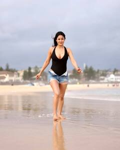 शॉर्ट्स के बटन ओपन कर ब्लैक मोनोकिनी में शहनाज गिल ने दिए पोज, लोग बोले- अब ये करने की क्या जरुरत