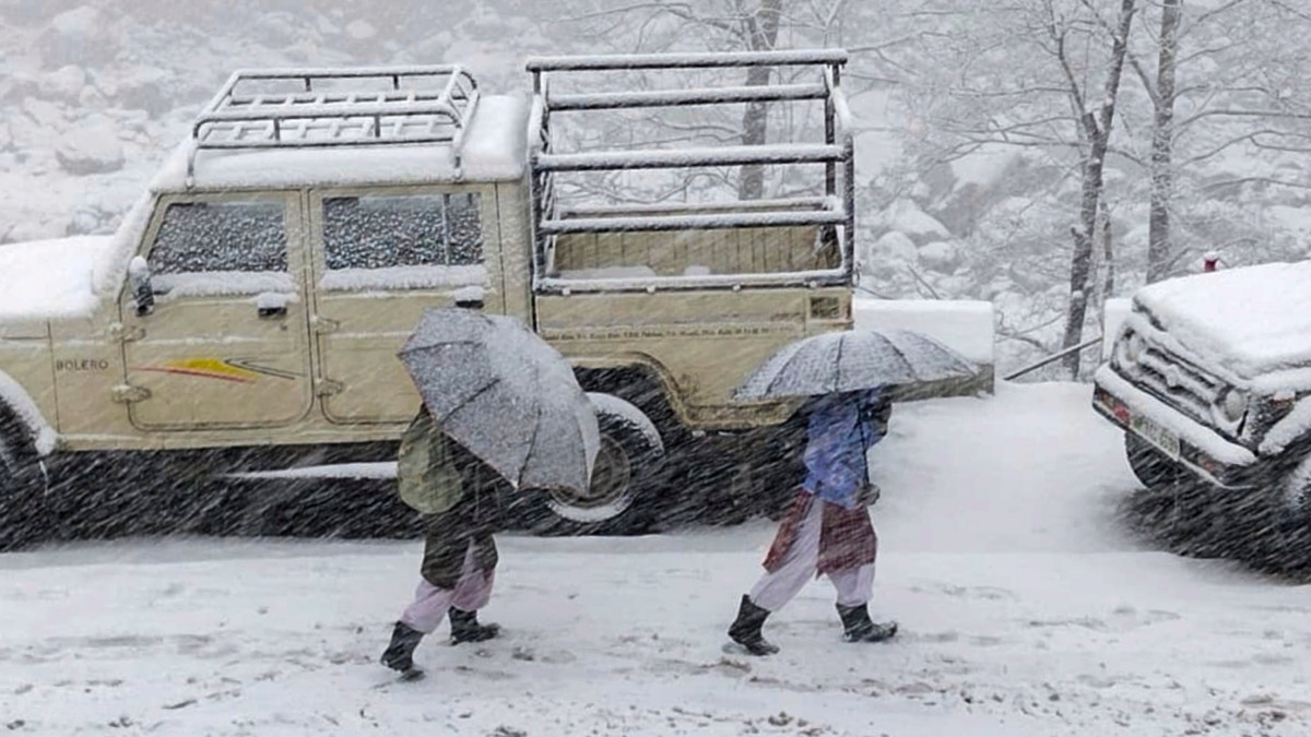 हिमाचल के ऊंचे इलाकों में हिमपात, कई जगहों पर सड़कें बंद, किस जिले में हुई कितनी बर्फबारी?