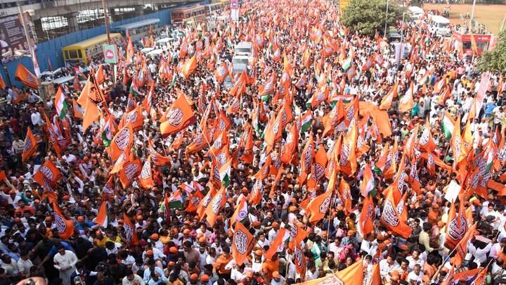 दरम्यान, या बैठकीत मनसेचे नेते बाळा नांदगावकर यांनी देखील मार्गदर्शन केले. मध्यंतरी मेळावा झाला होता पक्ष संघटनेच्या माध्यमातून काय करणार याचा लवकरचं निर्णय होईल, काही महत्वाचे बदल होणार आहेत ते लवकर पुढे येतील असे नांदगावकर यांनी म्हटले.