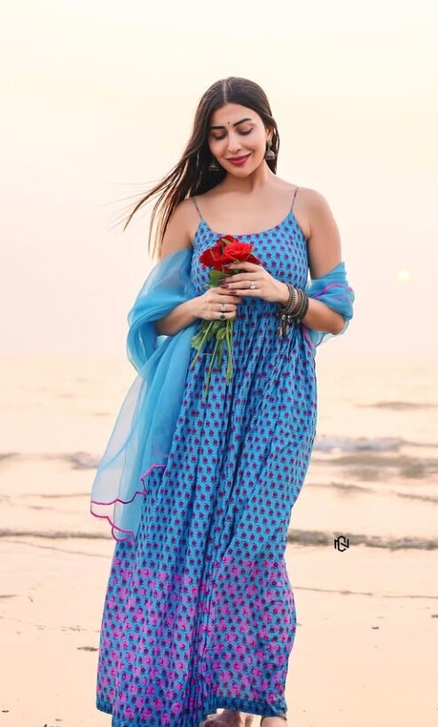 આ વખતે બ્લૂ ડૉટેડ લૉન્ગ ગાઉન ડ્રેસમાં રૂમા શર્માનું ફોટોશૂટ વાયરલ થયુ છે