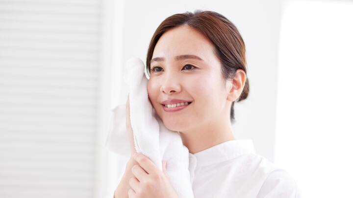 Dry with a soft towel after bathing. (Image Source: Canva)