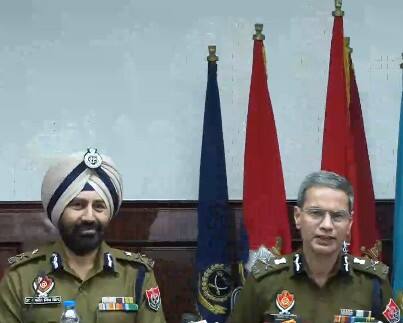 ਪੰਜਾਬ ਸਰਕਾਰ ਭ੍ਰਿਸ਼ਟਾਚਾਰ ਵਿਰੁੱਧ ਲਗਾਤਾਰ ਕਾਰਵਾਈ ਕਰ ਰਹੀ ਹੈ। ਇਸ ਦੇ ਨਾਲ ਹੀ ਪੰਜਾਬ ਪੁਲਿਸ ਨਾਗਰਿਕ ਅਨੁਕੂਲ ਪ੍ਰਣਾਲੀ ਲਾਗੂ ਕਰ ਰਹੀ ਹੈ। ਇਸ ਤੋਂ ਪਹਿਲਾਂ ਪੁਲਿਸ ਵੱਲੋਂ 43 ਸੇਵਾਵਾਂ ਔਨਲਾਈਨ ਪ੍ਰਦਾਨ ਕੀਤੀਆਂ ਜਾਂਦੀਆਂ ਸਨ। ਇਸ ਦੇ ਨਾਲ ਹੀ ਹੁਣ ਇਸ ਦਾ ਦਾਇਰਾ ਵਧਾਇਆ ਜਾਵੇਗਾ। ਇਸ ਵਿੱਚ ਲਗਪਗ 60 ਸੇਵਾਵਾਂ ਸ਼ਾਮਲ ਹੋਣਗੀਆਂ। ਲੋਕ ਸਾਂਝਾ ਕੇਂਦਰ ਜਾਂ ਘਰ ਬੈਠੇ ਇਨ੍ਹਾਂ ਸੇਵਾਵਾਂ ਦਾ ਲਾਭ ਉਠਾ ਸਕਣਗੇ।