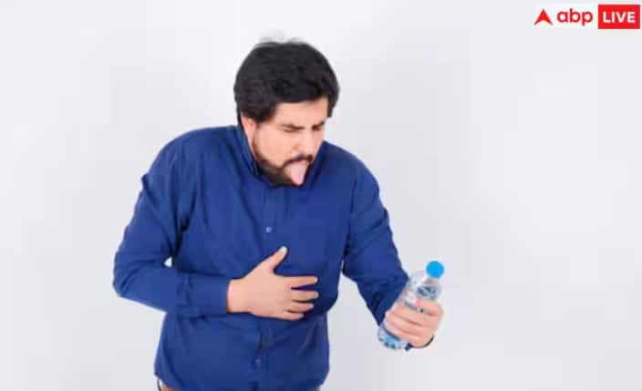 ਜੇਕਰ ਤੁਹਾਨੂੰ ਐਸੀਡਿਟੀ ਹੈ, ਤਾਂ ਤੁਹਾਨੂੰ ਆਹ ਚੀਜ਼ਾਂ ਖਾਣ ਤੋਂ ਪਰਹੇਜ਼ ਕਰਨਾ ਚਾਹੀਦਾ ਹੈ। ਖੱਟੇ ਫਲ (ਜਿਵੇਂ ਕਿ ਸੰਤਰੇ, ਨਿੰਬੂ, ਅੰਗੂਰ), ਟਮਾਟਰ, ਮਸਾਲੇਦਾਰ ਭੋਜਨ, ਚਰਬੀ ਜਾਂ ਚਿਕਨਾ ਭੋਜਨ, ਚਾਕਲੇਟ, ਕਾਰਬੋਨੇਟਿਡ ਡਰਿੰਕਸ, ਕੌਫੀ, ਅਲਕੋਹਲ, ਪੁਦੀਨਾ ਅਤੇ ਸੌਣ ਤੋਂ ਪਹਿਲਾਂ ਜ਼ਿਆਦਾ ਖਾਣਾ ਕਿਉਂਕਿ ਇਹ ਸਾਰੇ ਐਸਿਡ ਰਿਫਲਕਸ ਦੇ ਲੱਛਣਾਂ ਨੂੰ ਟ੍ਰਿਗਰ ਜਾਂ ਖਰਾਬ ਕਰ ਸਕਦੇ ਹਨ। ਚਿਕਨਾ, ਤਲਿਆ ਹੋਇਆ ਭੋਜਨ, ਪਚਣ ਵਿੱਚ ਜ਼ਿਆਦਾ ਸਮਾਂ ਲੈਂਦੇ ਹਨ ਅਤੇ ਪੇਟ 'ਤੇ ਦਬਾਅ ਪਾ ਸਕਦੇ ਹਨ। ਜਿਸ ਨਾਲ ਐਸਿਡ ਰਿਫਲਕਸ ਵਧਦਾ ਹੈ। ਖੱਟੇ ਫਲ, ਟਮਾਟਰਾਂ ਨਾਲ ਭਰਪੂਰ ਭੋਜਨ, ਸਿਰਕਾ ਬਹੁਤ ਜ਼ਿਆਦਾ ਤੇਜ਼ਾਬੀ ਹੁੰਦੇ ਹਨ ਅਤੇ ਠੋਡੀ ਨੂੰ ਪਰੇਸ਼ਾਨ ਕਰ ਸਕਦੇ ਹਨ। ਹਿੰਗ ਦਾ ਪਾਣੀ- ਜੇਕਰ ਤੁਹਾਨੂੰ ਖੱਟੇ ਡਕਾਰ ਆਉਂਦੇ ਹਨ ਤਾਂ ਹਿੰਗ ਦਾ ਪਾਣੀ ਪੀਓ। ਹਿੰਗ ਦਾ ਪਾਣੀ ਪੀਣ ਨਾਲ ਪੇਟ ਦਰਦ, ਗੈਸ, ਐਸੀਡਿਟੀ ਅਤੇ ਖੱਟੇ ਡਕਾਰਾਂ ਤੋਂ ਰਾਹਤ ਮਿਲਦੀ ਹੈ। ਇਸ ਦੇ ਲਈ 1 ਗਲਾਸ ਕੋਸਾ ਪਾਣੀ ਲਓ ਅਤੇ ਉਸ ਵਿੱਚ 1 ਚੁਟਕੀ ਹੀਂਗ ਪਾਓ ਅਤੇ ਇਸ ਨੂੰ ਪੀਓ। ਇਸ ਨਾਲ ਤੁਹਾਨੂੰ ਥੋੜ੍ਹੇ ਸਮੇਂ ਵਿੱਚ ਹੀ ਰਾਹਤ ਮਿਲ ਜਾਵੇਗੀ।