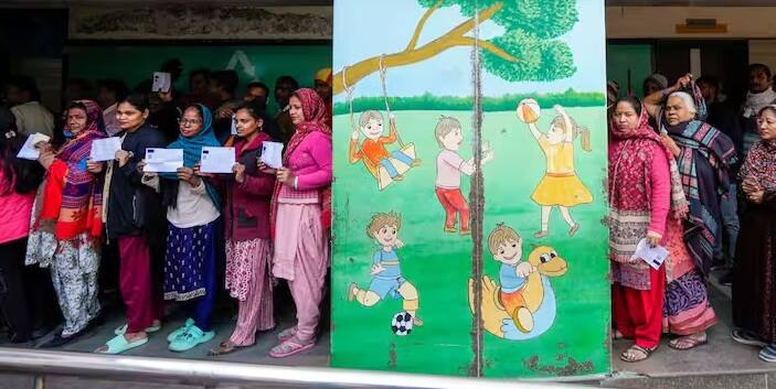 Delhi Women Scheme: શપથ લેતા પહેલા રેખા ગુપ્તાએ એબીપી ન્યૂઝ સાથે વાત કરતા જણાવ્યું કે મહિલાઓના ખાતામાં 2500 રૂપિયા ક્યારે આવશે. રેખા ગુપ્તા થોડીવારમાં દિલ્હીના મુખ્યમંત્રી તરીકે શપથ લેવા જઈ રહ્યા છે.