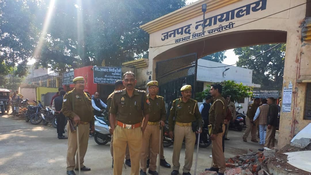 संभल हिंसा मामले में 1200 पेज की चार्जशीट कोर्ट में दाखिल, सपा सांसद का अभी नहीं है नाम Sambhal Violence Police filed 1200 Page Chargesheet in Court against 124 accused in 6 cases ANN संभल हिंसा मामले में 1200 पेज की चार्जशीट कोर्ट में दाखिल, सपा सांसद का अभी नहीं है नाम