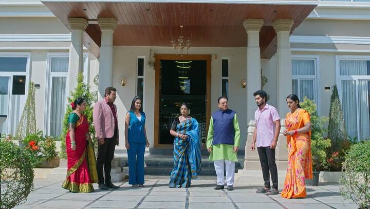 కార్తీక్, దీప శివన్నారయణ ఇంటికి వచ్చి తాము రెస్టారెంట్ దక్కించుకున్నామని చెప్తాడు. ఇక్కడికి ఎందుకు వచ్చావంటే నా భార్యను మీరంతా అవమానించారు. దానికి సమాధానం చెప్తామనే వచ్చాను అంటాడు కార్తీక్.(Image Credit: Disney Plus Hotstar/ Star Maa)