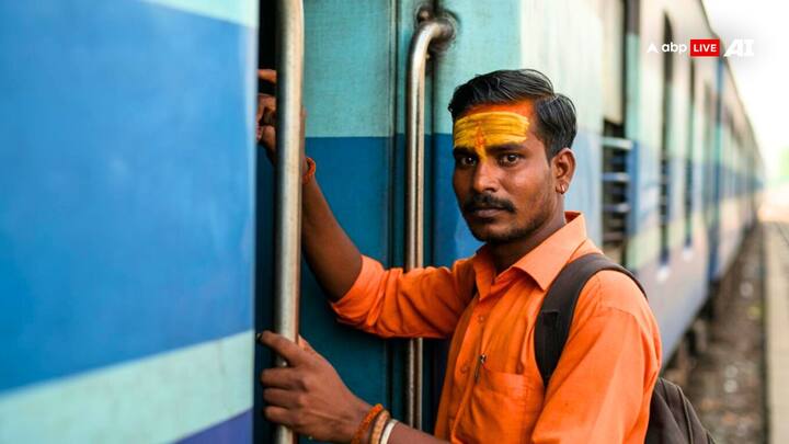 Waiting Ticket Railway Rules: रेलवे की ओर से प्रयागराज के लिए चलाई जा रही हैं कई स्पेशल ट्रेनें. लेकिन फिर भी नहीं मिल रही कंफर्म टिक.ट क्या वेटिंग टिकट लेकर जाया जा सकता है प्रयागराज. जानें नियम.