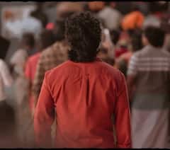 இந்த புகைப்படத்தில் இருக்கும் மாஸ் ஹீரோ யாருனு தெரியுமா? இன்னொரு சர்பிரைஸ் விஷயமும் இருக்கு!