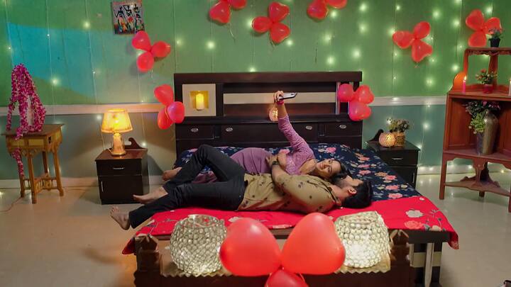 నిన్ను ప్రేమించినందుకు చిన్న బహుమతి కూడా ఇవ్వలేవా అని దొంగఏడుపు నటిస్తుంది. సరే డిన్నర్ చేద్దాం అంటాడు. హర్ష తాగిన కూల్ డ్రింక్ లో ట్యాబ్లెట్స్ కలిపేస్తుంది. ఆ తర్వాత హర్ష మత్తులోకి వెళ్లిపోయిన తర్వాత బెడ్ రూమ్ లోకి తీసుకెళ్లి క్లోజ్ గా మూవ్ అవుతూ పిక్స్ తీస్తుంది