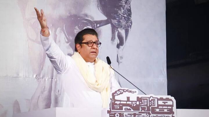 आगामी महापालिका व स्थानिक स्वराज्य संस्थांच्या निवडणुकांच्या अनुषंगाने मनसे अध्यक्ष राज ठाकरे यांनी पक्षातील पदाधिकाऱ्यांसोबत बैठक घेतली. या बैठकीत मनसेच्या पुढील काळातील राजकीय रणनीतीबद्दल आजच्या बैठकीत सूचना केल्या