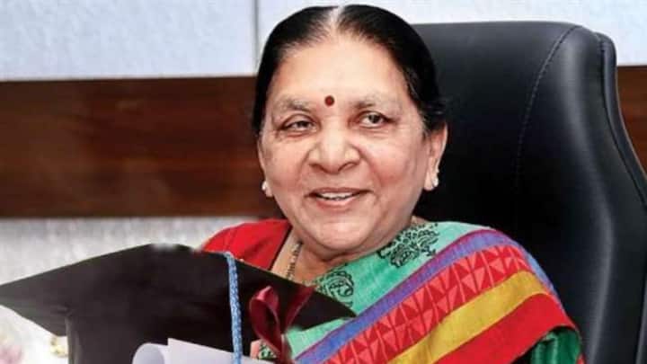 आनंदीबेन पटेल गुजरात की पहली महिला मुख्यमंत्री थीं. उनका कार्यकाल मई 2014 से अगस्त 2016 तक था.