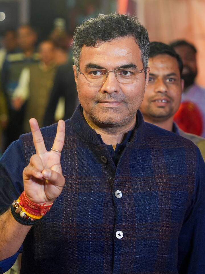 रेखा गुप्ता के साथ आज नई दिल्ली सीट से विधायक प्रवेश वर्मा भी मंत्री पद की शपथ लेंगे. बता दें आम आदमी पार्टी (आप) के राष्ट्रीय संयोजक अरविंद केजरीवाल को हराने वाले प्रवेश वर्मा बीजेपी के जीत के बाद से सीएम की रेस में सबसे आगे थे. प्रवेश वर्मा दिल्ली के पूर्व मुख्यमंत्री साहिब सिंह वर्मा के बेटे हैं. प्रवेश वर्मा जाट बिरादरी से आते हैं. पड़ोसी राज्य हरियाणा में और दिल्ली में भी जाट बिरादरी ने पार्टी की उम्मीद के मुताबिक बीजेपी पर भरोसा जताया है.