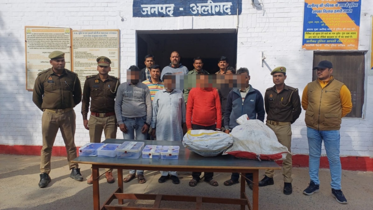 अलीगढ़ पुलिस और बरेली STF ने अवैध शस्त्र बनाने की फैक्ट्री का किया भंडाफोड़, हथियार बरामद