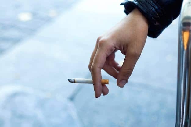 सबसे पहले एक मजबूत और पर्सनल वजह तलाश करें कि आप सिगरेट क्यों छोड़ना चाहते हैं. जैसे फैमिली-बच्चे या खुद को खतरनाक बीमारियों से बचाने के लिए. इससे फोकस्ड रह पाते हैं. 2. सिगरेट अचानक से छोड़ना मुश्किल हो सकता है, इसलिए गोल सेट करें और हर दिन के हिसाब से उसे पूरा करें. 3. कार, ऑफिस और घर में भी सिगरेट के पैकेट्स न रखें. 4. अपने आसपास के लोगों को बताएं कि आप सिगरेट छोड़ना चाहते हैं, ताकि आपको इससे बाहर निकालने में वे मदद कर सकें.