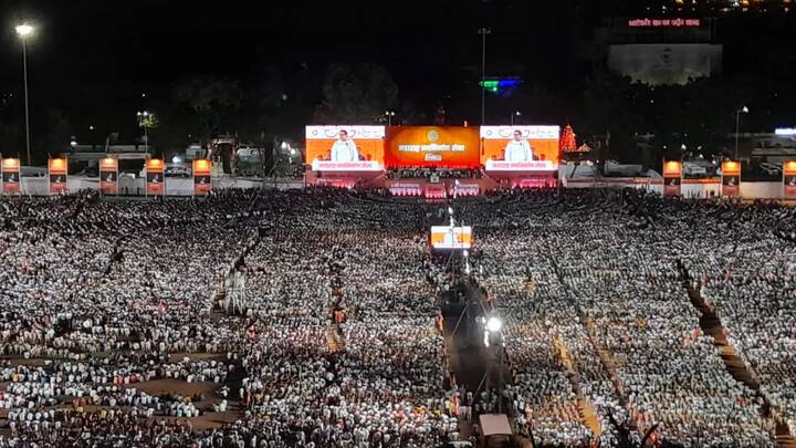 येत्या 27 तारखेला मराठी भाषा दिवस साजरा होत असून मुंबईतील शिवाजी पार्कमध्ये मराठी भाषा दिवस मोठ्या उत्साहात साजरा करायचा आहे, या सोहळ्याला सहकुटुंब यावे, असे राज ठाकरे यांनी मनसे पदाधिकाऱ्यांना सांगितले.