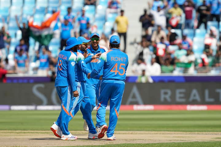 अक्षर पटेल त्याच्या स्पेलच्या पहिल्याच षटकात घातक गोलंदाजी करताना दिसला.