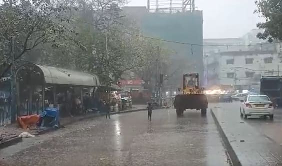 Heavy Rain Lashes Kolkata, IMD Issues Red Alert In These Districts Of West Bengal