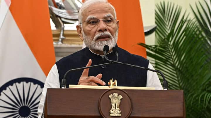 अब किसानों को योजना की 19वीं किस्त का इंतजार है. जो कि इसी महीने यानी 24 फरवरी को जारी कर दी जाएगी. देश के प्रधानमंत्री नरेन्द्र मोदी खुद इस किस्त को जारी करेंगे. सीधे किसानों के खाते में पैसे पहुंच जाएंगे.