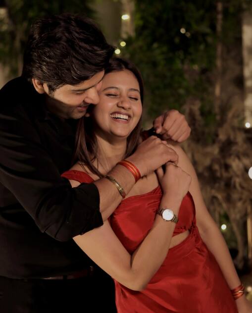 अंजलि इस दौरान रेड कलर के आउटफिट में काफी खूबसूरत लग रही थीं वहीं उनके बॉयफ्रेंड आकाश ब्लैक आउटफिट में जंच रहे थे. अंजलि ने आकाश के बर्थडे सेलिब्रेशन की तस्वीरें पोस्ट करते हुए कैप्शन में लिखा,