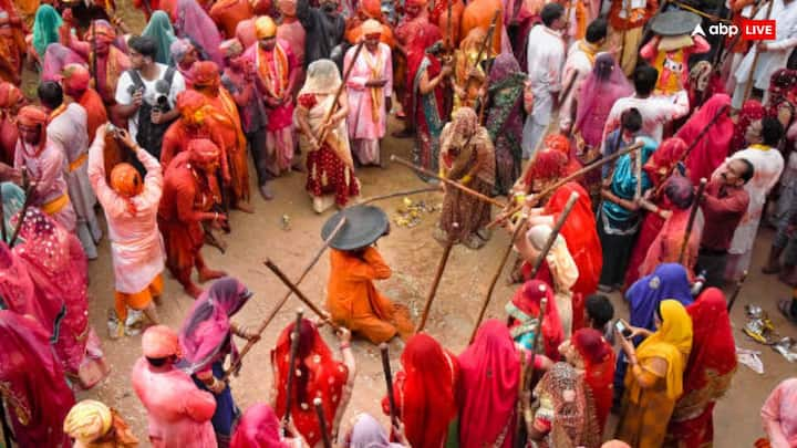 इस होली की शुरुआत द्वापरयुग में हुई थी. जब नंदगांव के नटखट कन्हैया अपने ग्वालों के साथ बरसाने की राधा रानी और अन्य गोपियों के साथ होली खेलने और उन्हें सताने के लिए बरसाना जाते थे.