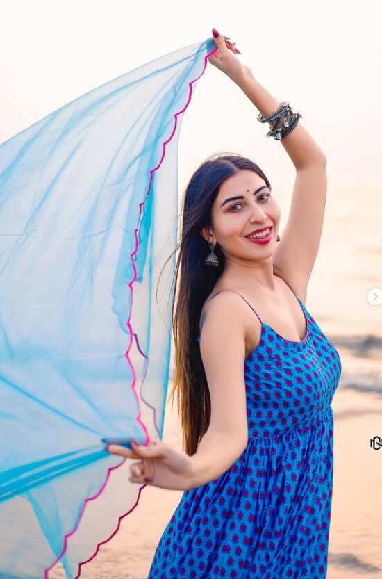 રૂમા કેમેરા સામે એકથી એક હટકે પૉઝ આપીને ફેન્સને ઘાયલ કરી રહી છે