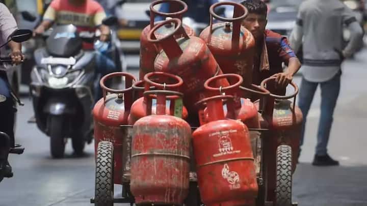 यह सभी 12 सिलेंडर सब्सिडी वाले होते हैं. यानी यह सिलेंडर आपको कम दर पर मिलते हैं. अगर जरूरत हो तो इस लिमिट को 15 तक किया जाता है. लेकिन इसमें बाकी के तीन सिलेंडर आपके बिना सब्सिडी के मिलेंगे. यानी मार्केट रेट पर.