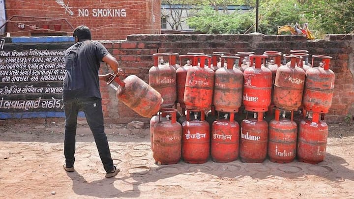 गैस सिलेंडर का इस्तेमाल करके खाना काफी आसानी के साथ बन जाता है. और इसमें ज्यादा वक्त भी नहीं लगता. अब देश के दूर दराज के इलाकों तक गैस कनेक्शन पहुंच रहे हैं. भारत सरकार भी इसके लिए प्रोत्साहन दे रही है.