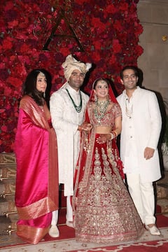 सुर्ख लाल जोड़ा, हैवी ज्वेलरी पहनकर आदर की दुल्हन बनीं अलेखा, शादी के बाद पति और सास का हाथ थामकर दिए पोज