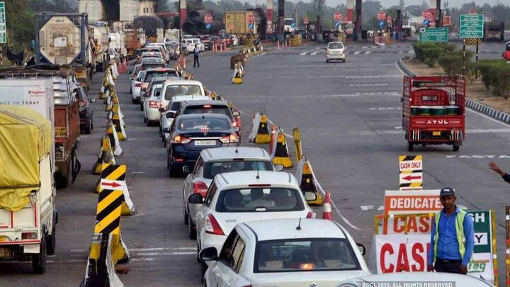 लेकिन एक समय तक वाहनों को टोल प्लाजाओं पर गाड़ी रोक कर खुद से पैसे चुकाने होते थे. लेकिन अभी पूरी तरह बदल चुकी है. फास्टैग के आने से पूरी प्रक्रिया ऑटोमेटिक हो गई है. अब बैंक खाते से ही फास्टैग के पैसे कट जाते हैं.