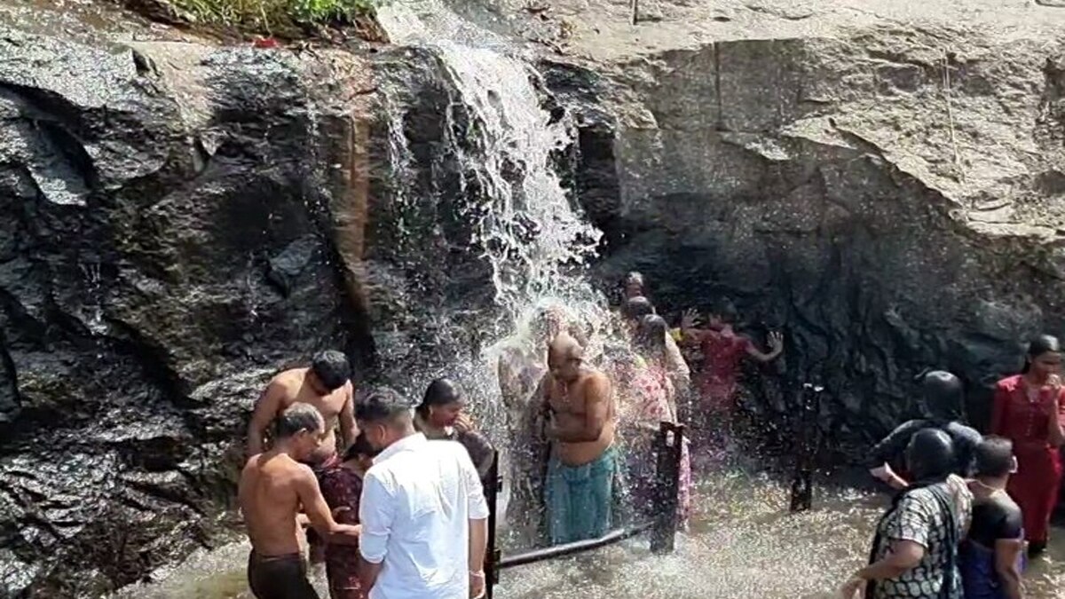 Suruli Falls: தண்ணீரின்றி வறண்டு காணப்படும் சுருளி அருவி.. சுற்றுலா பயணிகள் ஏமாற்றம்