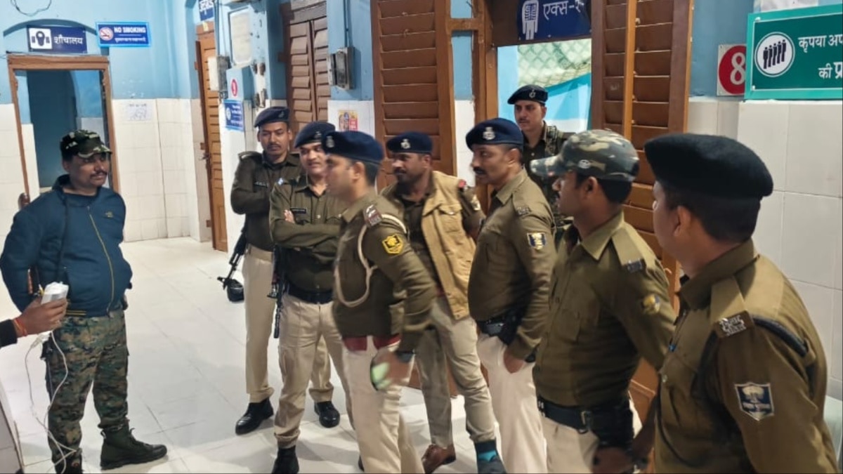 सिगरेट न लाने पर मासूम को गोली मारने वाले अपराधी से पुलिस की मुठभेड़, बदमाश के पैर में लगी गोली