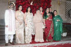 Aadar Jain Wedding: ऑल व्हाइट लुक में दिखे दूल्हे के पेरेंट्स, तो साड़ी में करिश्मा ने ढाया कहर, देखें कपूर्स का रॉयल लुक