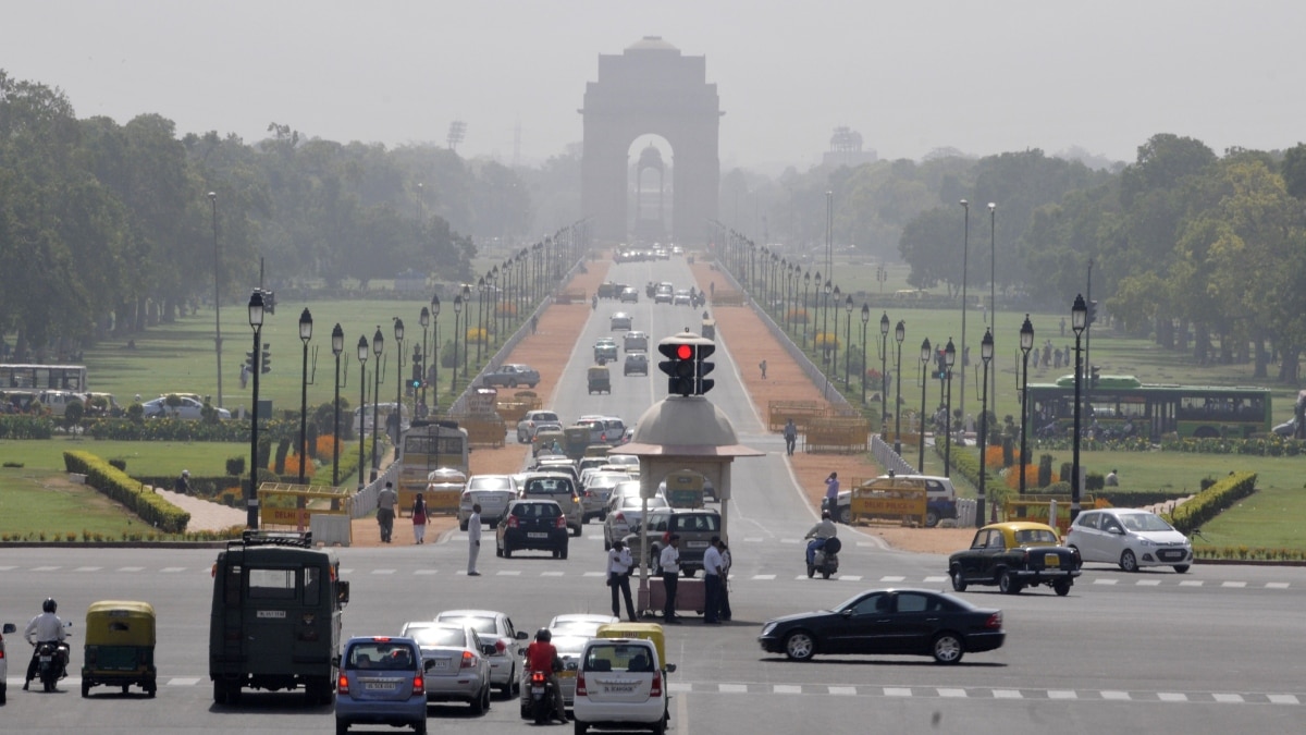 Delhi Weather: दिल्ली में ठंड हवा चलने से गिरा तापमान, कब तक मिलेगी गर्मी से राहत?