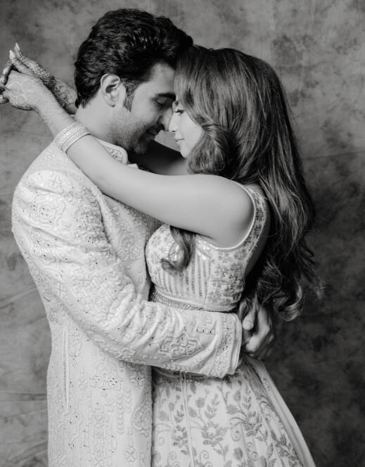 वहीं अब आदर और आलेखा की मेहंदी फंक्शन की कई अनसीन तस्वीरें सामने आई हैं जो बेहद मजेदार और मस्ती से भरी हुई दिख रही हैं.