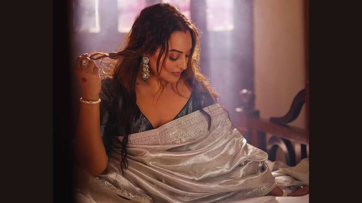She looked dazzling in a silver silk saree woven with intricate artistry and the glimmer of zari, emitting an ethereal glow. A contrasting blue blouse with light embroidery added a delicate touch. (Image Source: Instagram/ aslisona)