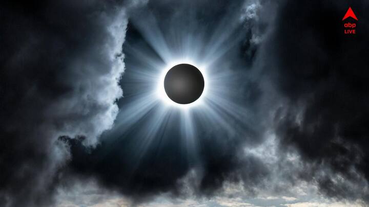 ২০২৫ সালে চারটি গ্রহণ হবে। জ্যোতিষশাস্ত্রে সূর্যগ্রহণ এবং চন্দ্রগ্রহণের বিশেষ তাৎপর্য রয়েছে। এই সময়কালে, কোনও শুভ কাজ বা পুজো নিষিদ্ধ। অসাবধানতা বা অবহেলা শারীরিক ও মানসিক স্বাস্থ্যের উপর বিরূপ প্রভাব ফেলে।