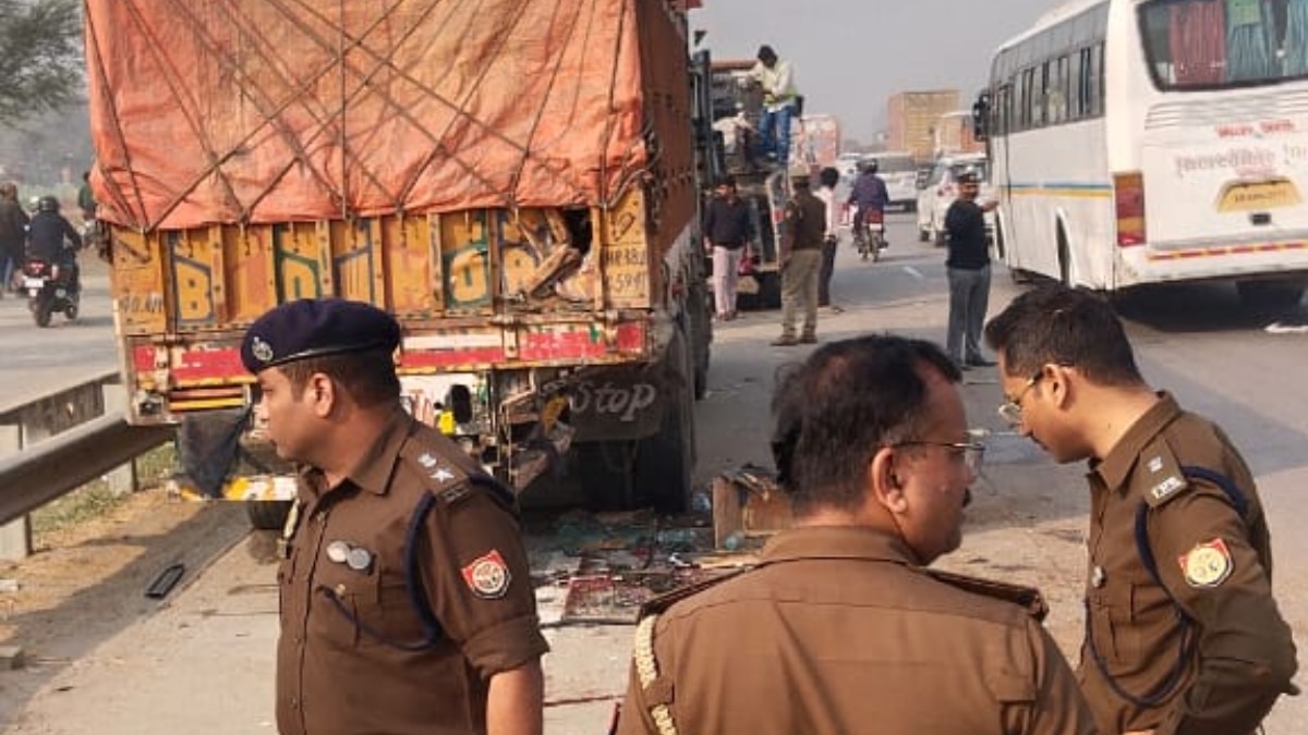 वाराणसी प्रयागराज हाईवे पर तेज रफ्तार क्रूजर ट्रक में घुसी, 5 यात्रियों की दर्दनाक मौत, ड्राइवर फरार