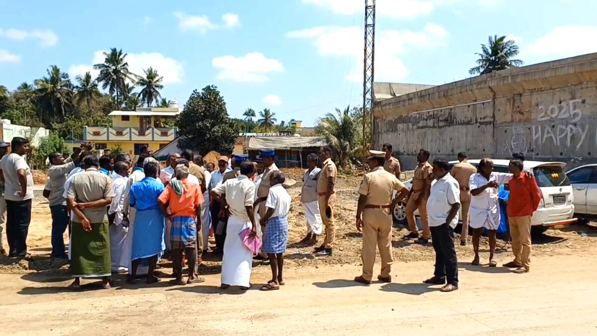 பசியால் துடிப்பவர்களுக்கும், புளித்த ஏப்பத்தால் துடிப்பவர்களுக்கும் வித்தியாசம் உள்ளது... லெப்ட் ரைட் வாங்கிய காவல் ஆய்வாளர்