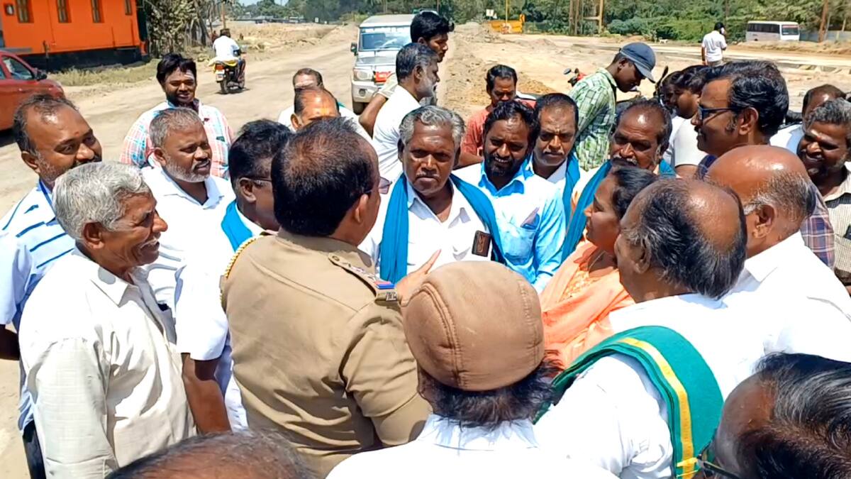 பசியால் துடிப்பவர்களுக்கும், புளித்த ஏப்பத்தால் துடிப்பவர்களுக்கும் வித்தியாசம் உள்ளது... லெப்ட் ரைட் வாங்கிய காவல் ஆய்வாளர்
