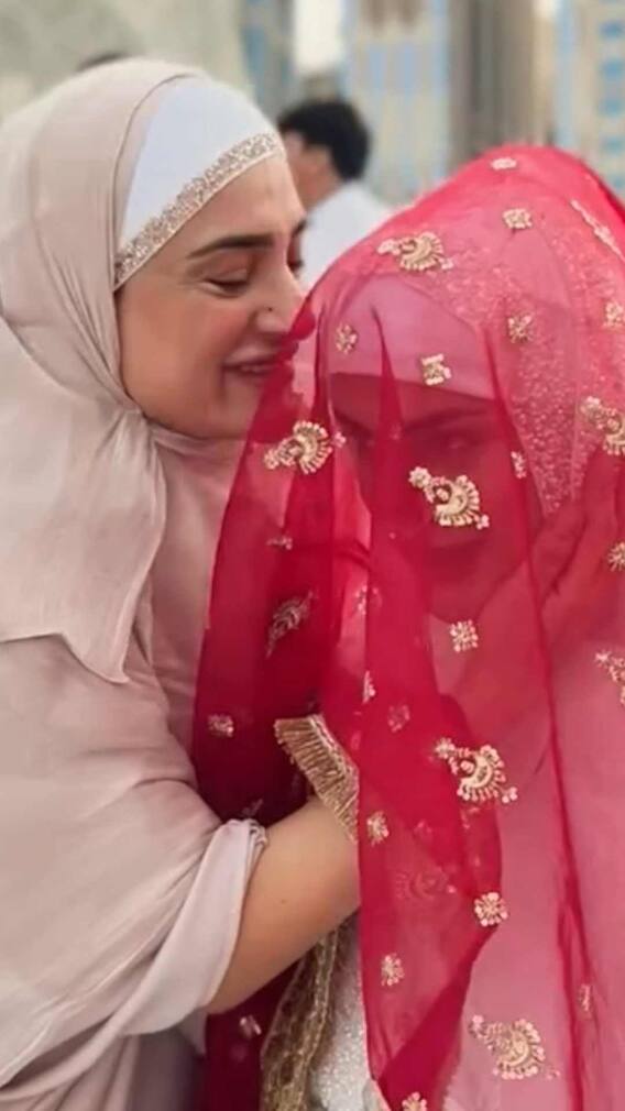 सफेद बुर्के पर सुर्ख लाल चुनरी ओढ़ इस पाकिस्तानी एक्ट्रेस ने मक्का में किया निकाह