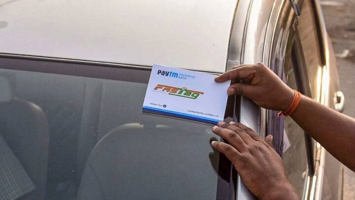 फास्टैग रेडियो-फ़्रीक्वेंसी आइडेंटिफ़िकेशन पर काम करता है. यह समान तौर पर गाड़ी की विंडी स्क्रीन पर चिपकाया जाता है. टोल प्लाजाओं पर लगे स्कैनर से इसे स्कैन किया जाता है. और इससे जुड़े खाते से पैसे कट जाते हैं.