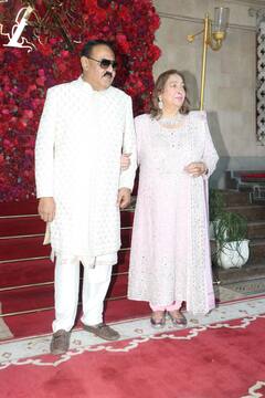 Aadar Jain Wedding: ऑल व्हाइट लुक में दिखे दूल्हे के पेरेंट्स, तो साड़ी में करिश्मा ने ढाया कहर, देखें कपूर्स का रॉयल लुक